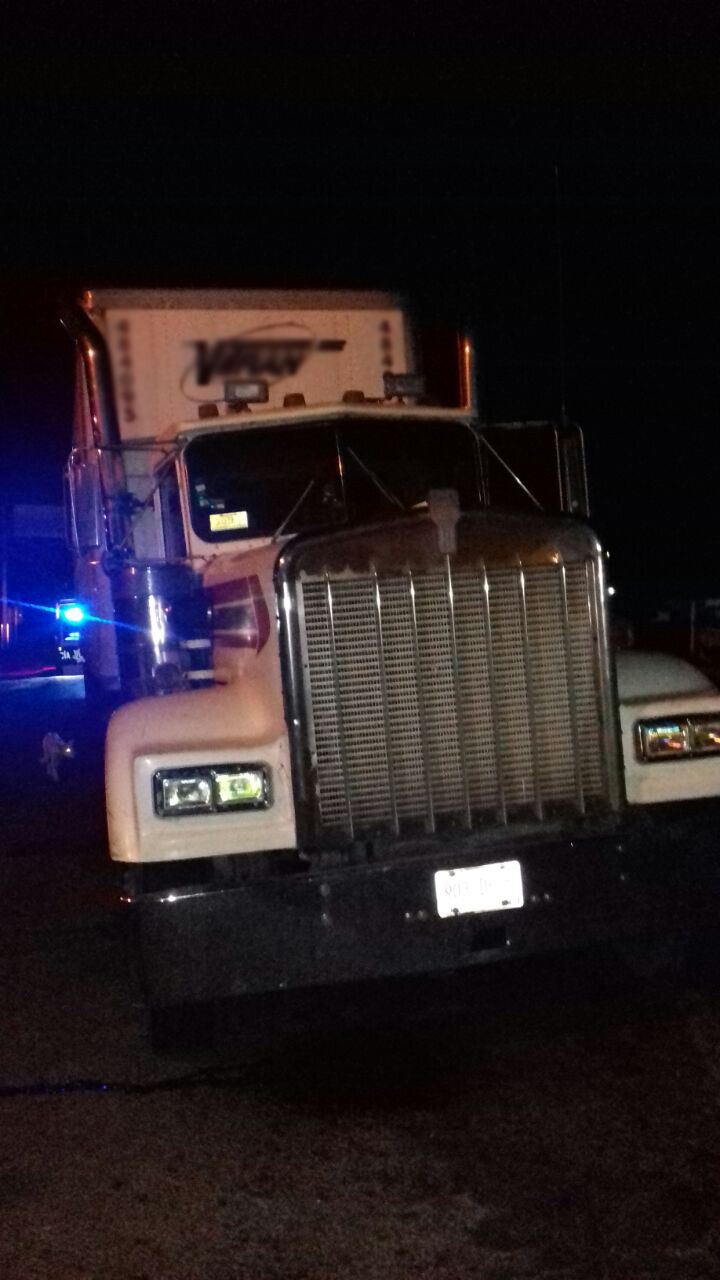 Frustran estatales robo a tráiler en Tequexquitla